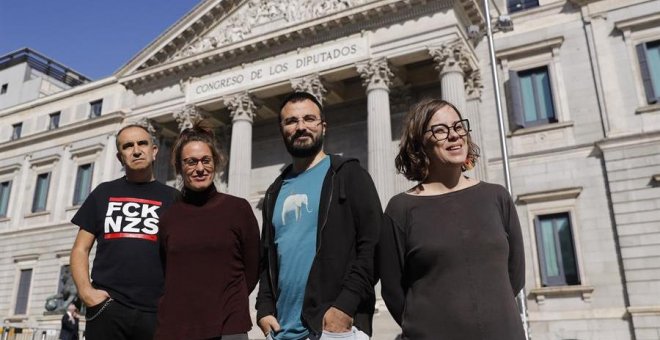 Los miembros de la CUP de izquierda a derecha: Francesc Gabarrell , Mireia Vehí, Albert Botran y Eulàlia Reguant posan frente al Congreso de los Diputados