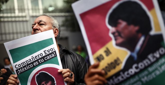 Un manifestante sostiene una pancarta en apoyo a Evo Morales. REUTERS
