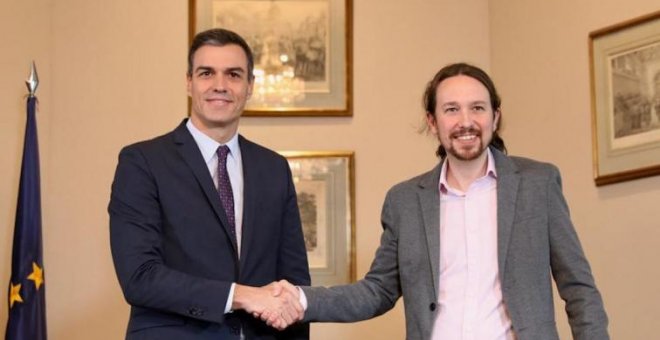 Pedro Sánchez y Pablo Iglesias minutos antes de firmar el preacuerdo de Gobierno PSOE-UP. /@PSOE