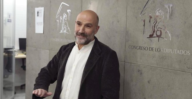 El diputado de BNG Nestor Rego, hace declaraciones a los periodistas en los pasillo del Congreso tras la reunión que ha mantenido con la portavoz parlamentaria socialista, Adriana Lastra, dentro de los contactos del PSOE con otros partidos para recabar ap