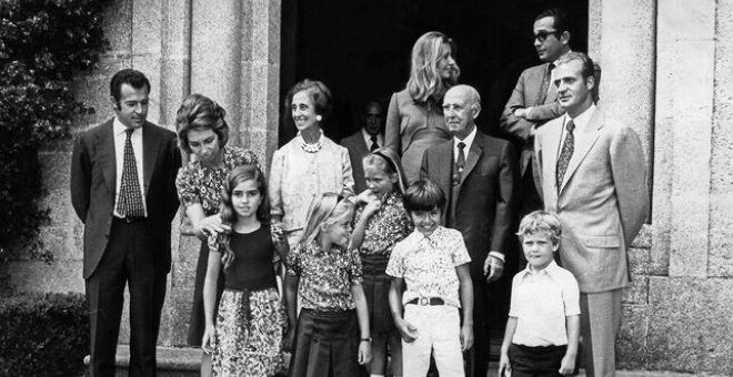 La familia Franco y los entonces príncipes de España con sus hijos en la puerta del pazo de Meirás EFE