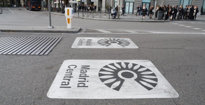 Señales en el asfalto que indican una zona afectada por Madrid Central. / Ayuntamiento de Madrid.