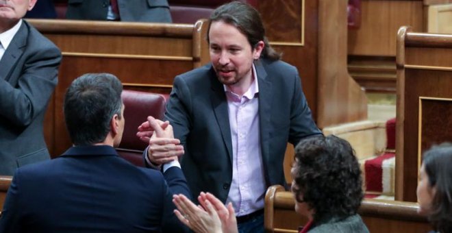 Pedro Sánchez y Pablo Iglesias durante la investidura del candidato socialista. / Europa Press