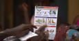 Un trabajador de Unicef nuestra un impreso sobre consejos para prevenir el contagio por ébola, en Guinea.
