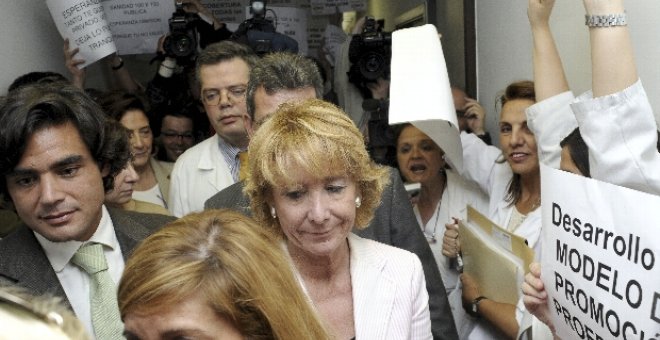 La presidenta de la Comunidad de Madrid, Esperanza Aguirre, y el consejero de Sanidad, Juan José Güemeses, son recibidos con gritos y protestas a su llegada al acto de inauguración de la primera Unidad de Maquillaje Corrector para pacientes con trastornos