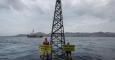 Dos activistas de Greenpeace protestan sobre la plataforma ficticia que han montado en la costa de Lanzarote. GREENPEACE
