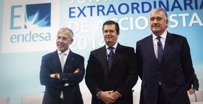 El presidente de Endesa, Borja Prado (c), junto al vicepresidente, Francesco Starace (i), y el consejero delegado José Bogas (d), durante la junta extraordinaria de accionistas  de la eléctrica.