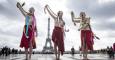 Mujeres del grupo FEMEN simulan su ahorcamiento con una trenza parecida a la de la ucraniana Yulia Timoschenko en la plaza de Derechos Humanos cerca de la Torre Eiffel en París.