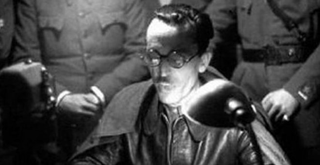 El coronel Casado, el 5 de marzo de 1939, lee su manifiesto contra Negrín en los micrófonos de Unión Radio, justificando la sublevación contra la República.