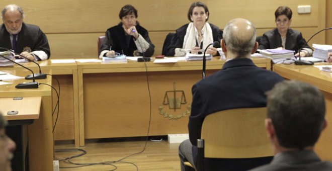 Vista de la sala de la sede de la Audiencia Nacional de la calle Prim con 'Billy el Niño' declarando de espaldas.