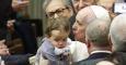 El Papa Francisco besa a un niño en la audiencia del pasado jueves.