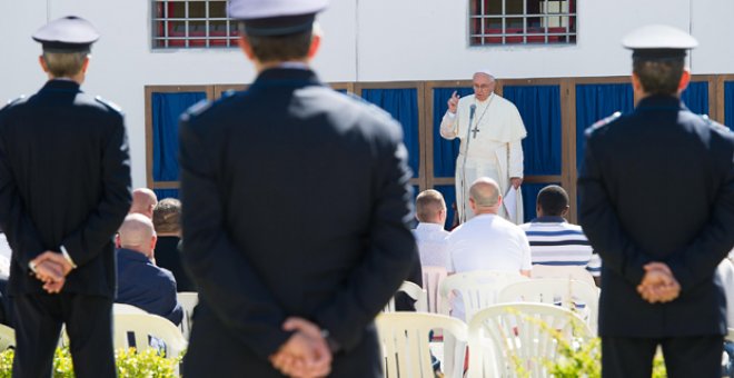 El Papa pronuncia un discurso durante su visita a la prisión de Castrovillati, en el sur de Italia. 21 de junio de 2014. REUTERS / Osservatore Romano.