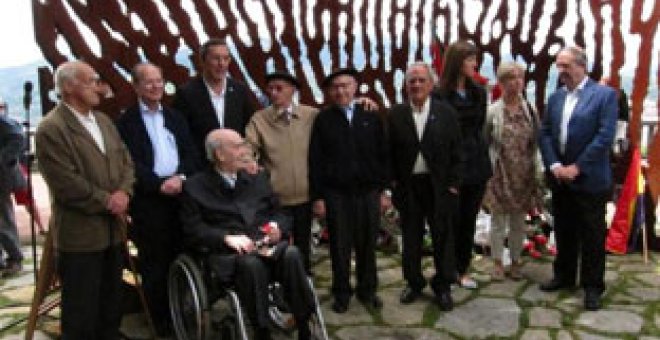 Los gudaris y milicianos de la Guerra Civil son homenajeados en la escultura de la 'Huella' en Artxanda (Bilbao).