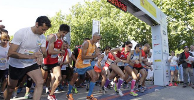 El altleta Chema Martínez, entre otros, al inicio de la I carrera  "Hay salida" 2014