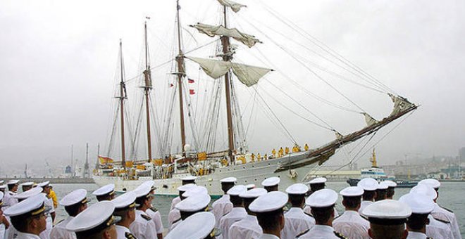 El Juan Sebastián Elcano, en el puerto de Marín. Archivo, EFE