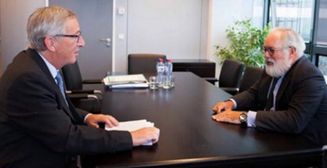 El presidente de la Comisión Europea, Jean-Claude Juncker, con el eurodiputado Miguel Arias Cañete.