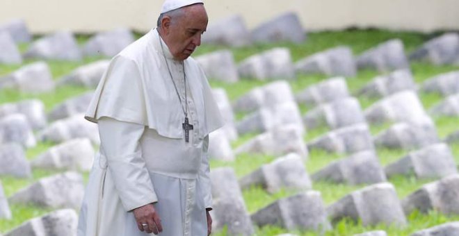 El Papa Francisco, durante la ofrenda floral que realizó en su visita al cementerio militar de Fogliano Rediplugia (Italia)para recordar a los caídos en la Primera Guerra Mundial. REUTERS