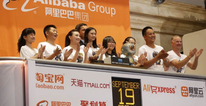 Un grupo de trabajadores y de clientes de Alibaba, en el balcón de la bolsa de Nueva York, en el comienzo de cotización de la compañía china.