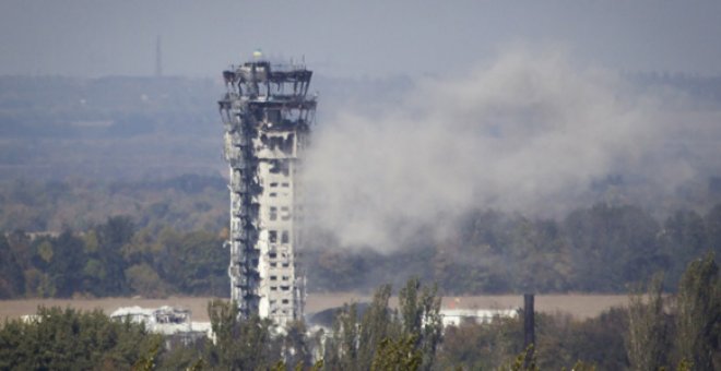 La bandera ucraniana ondea sobre la torre de control del aeropuerto de Donestk, dañada por los combates.