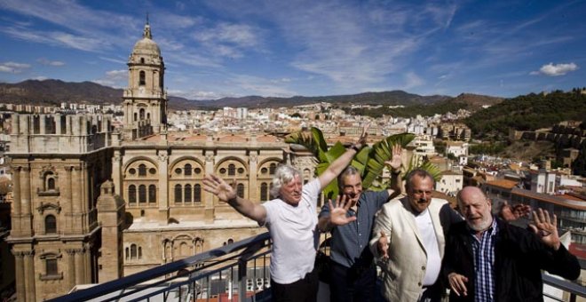 Cuatro de los cinco integrantes de Les Luthiers (de izq. a dcha., Carlos López Puccio, Jorge Maronna, Daniel Rabinovich y Marcos Mundstock) posando con la catedral de Málaga de fondo.