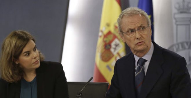 El ministro de Defensa, Pedro Morenés, con la vicepresidenta Soraya Sáenz de Santamaría, en la rueda de presa posterior a la reunión del Consejo de Ministros.