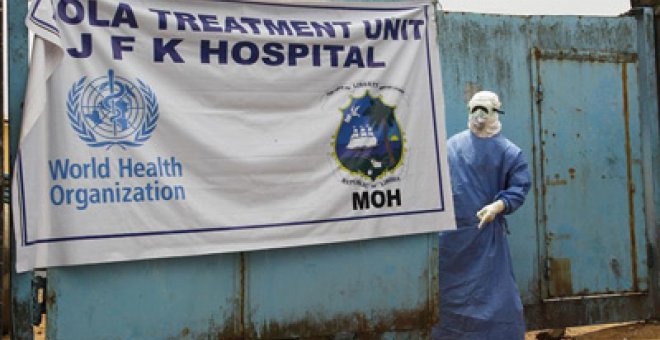 Una enfermera, a la entrada de la unidad de tratamiento del ébola John F. Kennedy en Monrovia, Liberia.