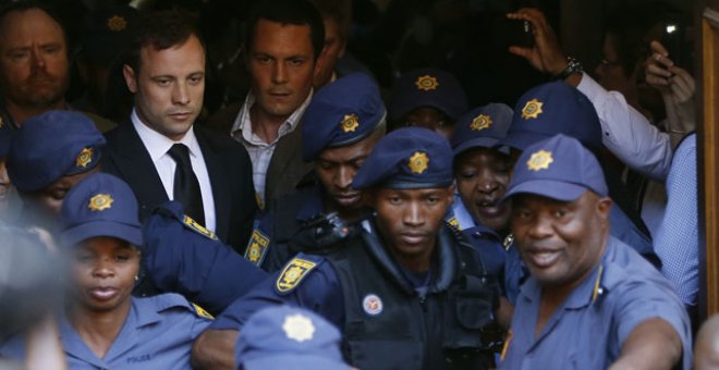 Oscar Pistorius, rodeado de policías, al abandonar el tribunal en Pretoria, el pasado 12 de septiembre, al oir la sentencia de la jueza de su caso.