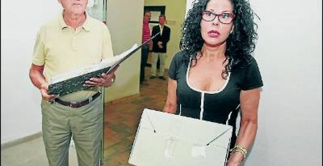 Lucía Izquierdo, junto a su abogado Carlos Candela.