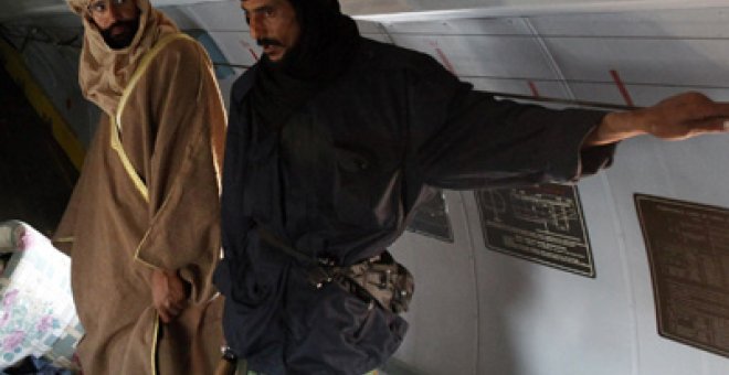 Saif al Islam Gadafi, con barba, en el avión que lo trasladó a Zintan, ayer. reuters