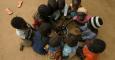 Un grupo de niños come de un plato común en Níger, uno de los países más afectados por la desnutrición infantil. UNICEF