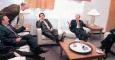 Aznar y George Bush, con los pies encima de la mesa en una reunión del G-8.