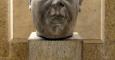 El busto del último presidente de la República, Manuel Azaña, donado por Izquierda Republicana al Congreso, en su nuevo emplazamiento fuera del Palacio de las Cortes. EFE