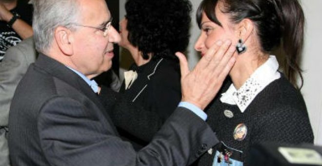 Alfonso Guerra saluda a la nieta de Miguel Hernández, María José.