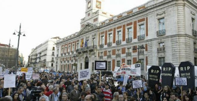 Cientos de personas acudieron a la manifestación contra los recortes sociales, en Madrid, el Día Mundial para la Erradicación de la Pobreza. EFE
