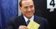 Silvio Berlusconi muestra su papeleta ants de votar.