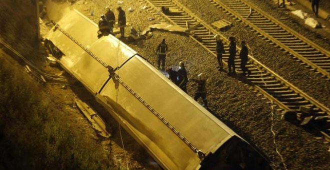 Los bomberos junto al tren Alvia que cubría la ruta entre Madrid y Ferrol. EFE