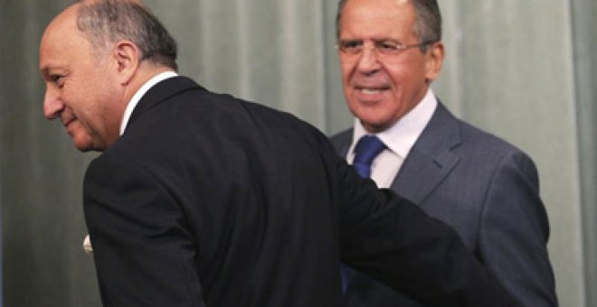 El ministro de Exteriores de Rusia, Serguéi Lavrov (derecha), conversa con su homólogo francés, Laurent Fabius.