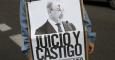 Un afectado por las preferentes lleva un cartel contra el expresidente de Bankia, Rodrigo Rato.