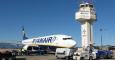 Un avión de Ryanair en el aeropuerto de Girona.