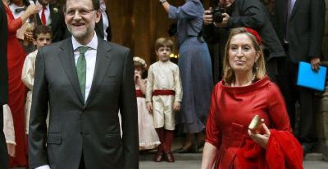 Mariano Rajoy y la ministra Ana Pastor en una boda a la que asistieron este sábado en Barcelona/Efe