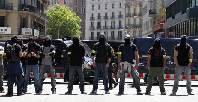 Agentes de paisano de los Mossos durante la cumbre del BCE.