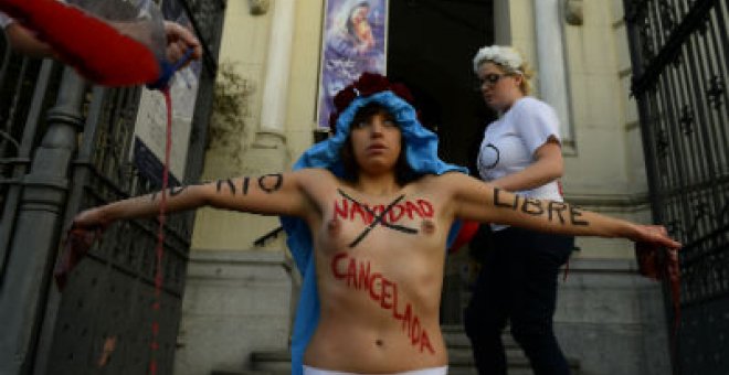 Protesta de activistas de Femen frente a la iglesia San Miguel de Madrid. AFP