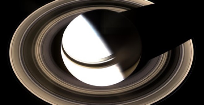 Fotografía del polo norte de Saturno y sus anillos tomada por la sonda Cassini en 2007.