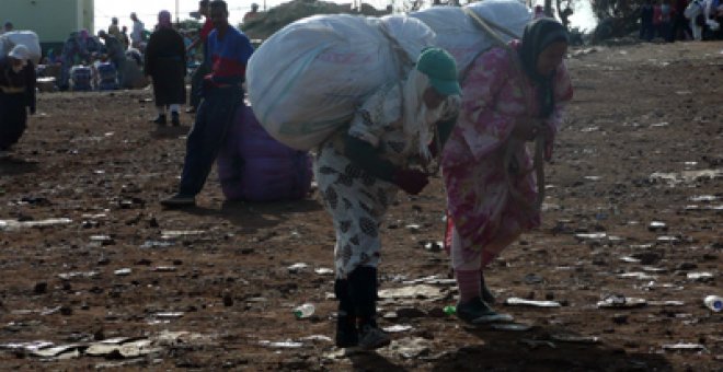 Dos porteadoras se dirigen al paso fronterizo del Barrio Chino, en Melilla.T. Deiros