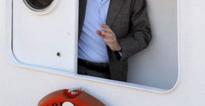 Rajoy, durante su visita al barco de los narcos gallegos. EFE