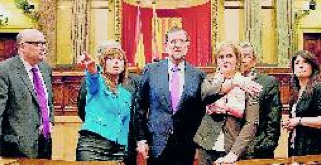 Mariano Rajoy, ayer, en el hemiciclo del Parlament de Catalunya entre Alicia Sánchez Camacho y la presidenta de la cámara, Núria de Gispert. tarek