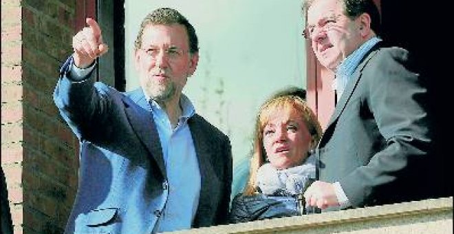 Rajoy, Isabel Carrasco, presidenta de la Diputación de León, y Herrera, ayer. efe
