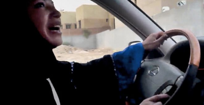 Una mujer desafía las prohibiciones de la monarquía de Arabia Saudí al conducir en junio su vehículo en Riad. -
