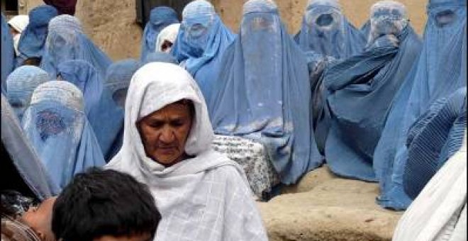 Varias mujeres afganas sentadas en las calles de Kunduz.