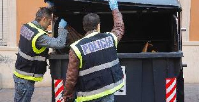 Agentes de la Policía Científica inspeccionan el interior de un contenedor. EFE/Archivo